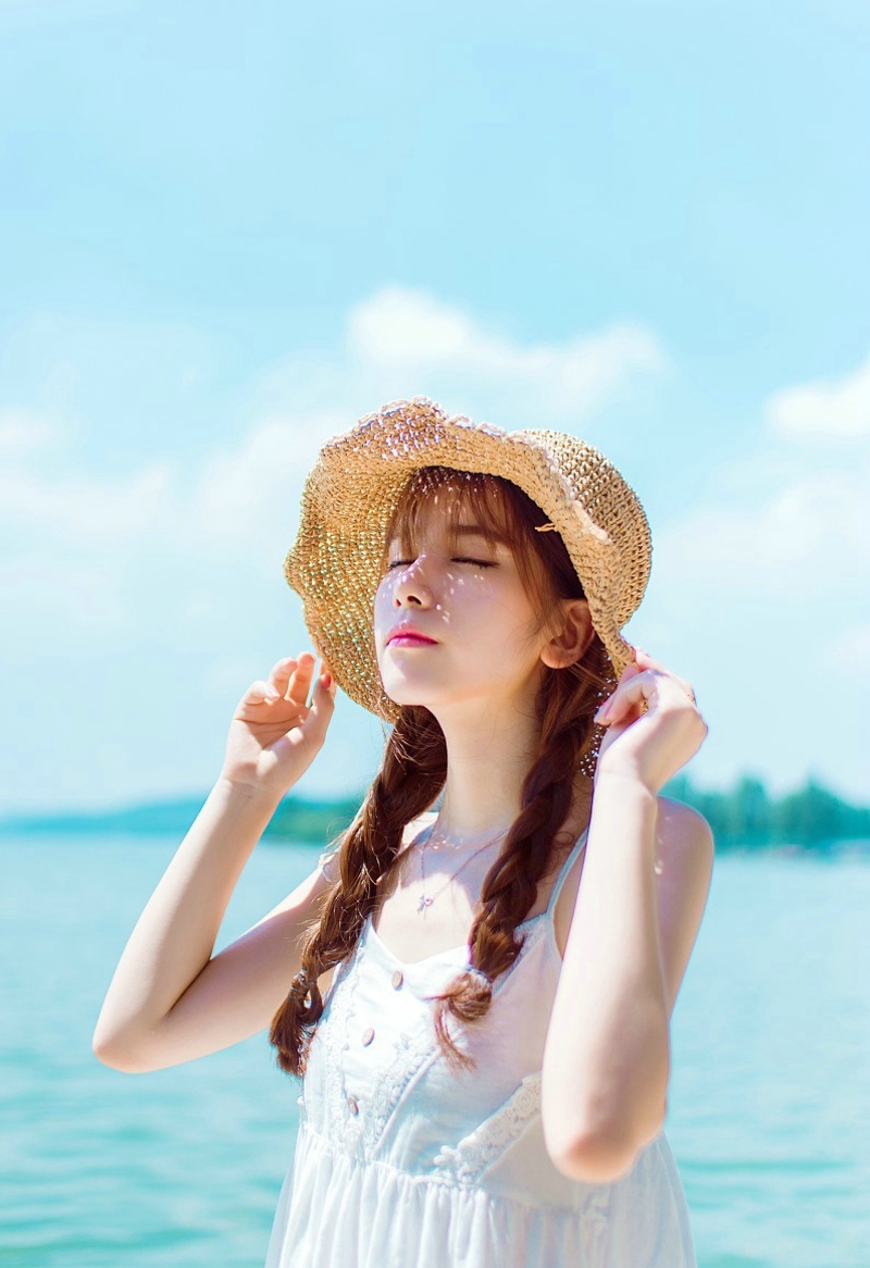 明媚阳光下的精致脸庞少女漂亮吸睛