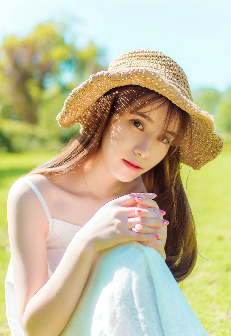 明媚阳光下的精致脸庞少女漂亮吸睛