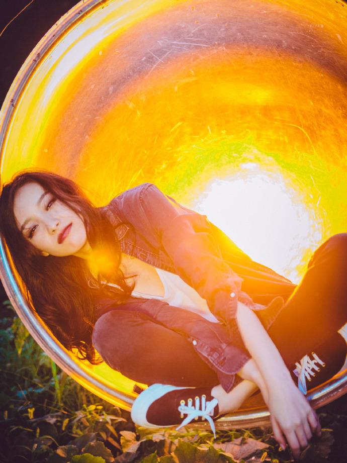 倪妮深v运动装大秀美腿 眼神撩人气质邪魅