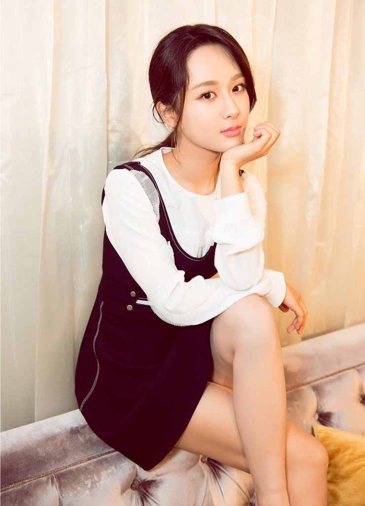 杨紫最新写真曝光 嘟嘴wink少女感炸裂