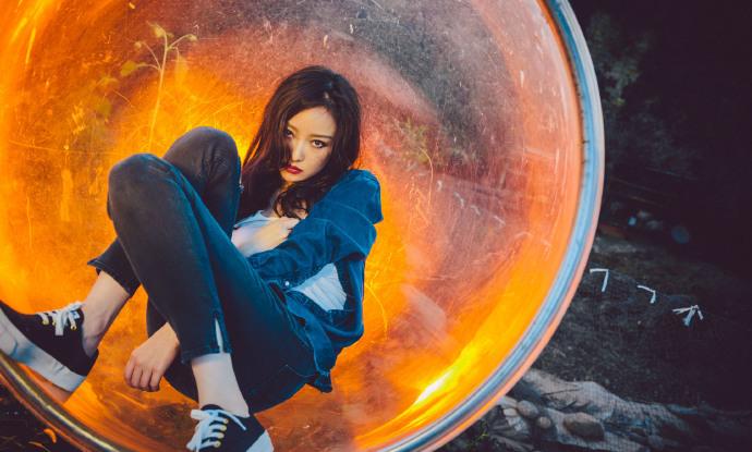 倪妮深v运动装大秀美腿 眼神撩人气质邪魅