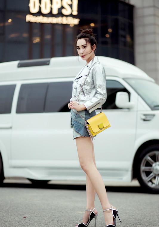 杜若溪翘臀秀长腿 机车风美帅好身材尽显