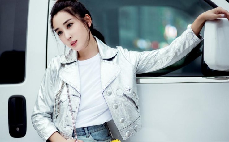 杜若溪翘臀秀长腿 机车风美帅好身材尽显