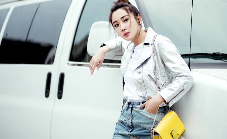 杜若溪翘臀秀长腿 机车风美帅好身材尽显