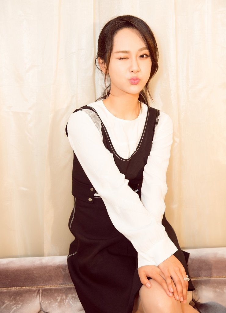 杨紫最新写真曝光 嘟嘴wink少女感炸裂