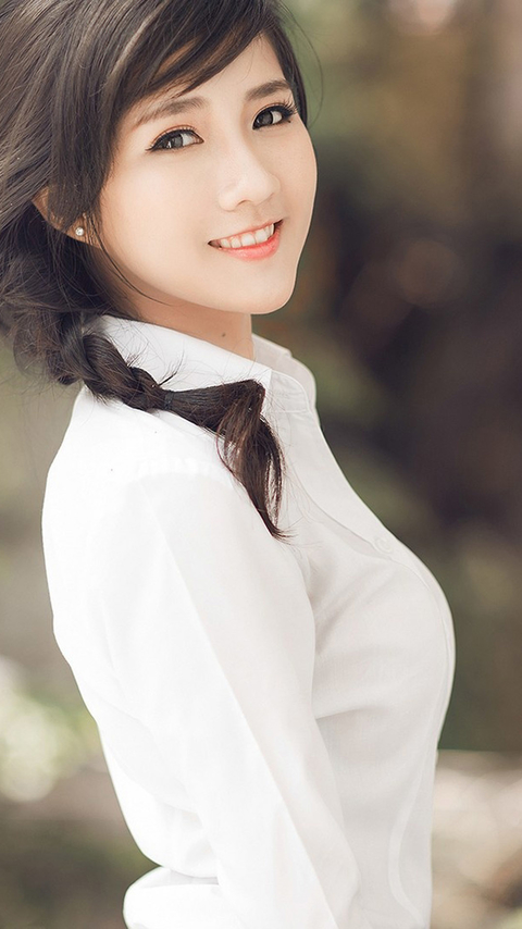 一脸娇俏清纯而又明媚的美女