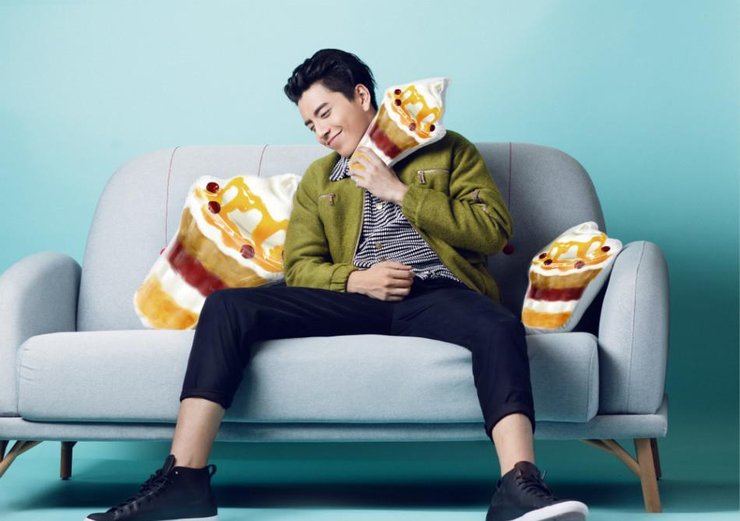 王大陆手拿巨型冰淇淋 难掩