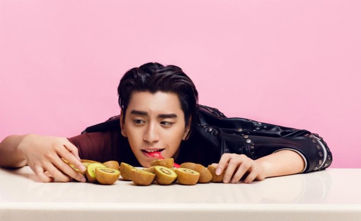 王大陆手拿巨型冰淇淋 难掩