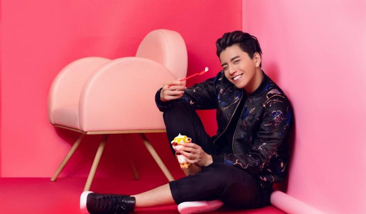 王大陆手拿巨型冰淇淋 难掩