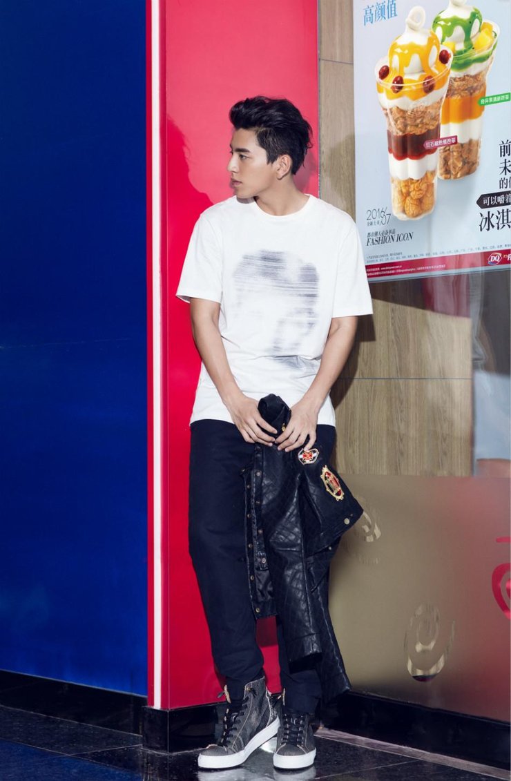 王大陆手拿巨型冰淇淋 难掩