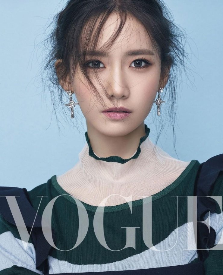 林允儿登台版杂志封面 成熟风情