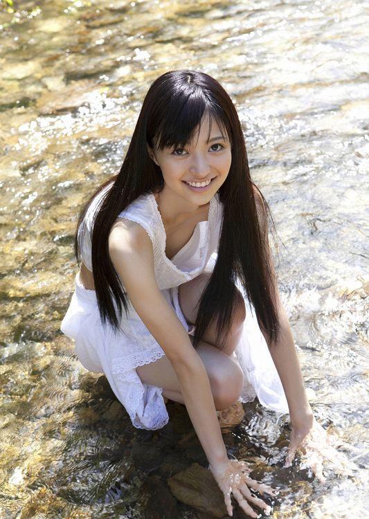 逢泽莉娜演绎阳光、海滩、王道美少女