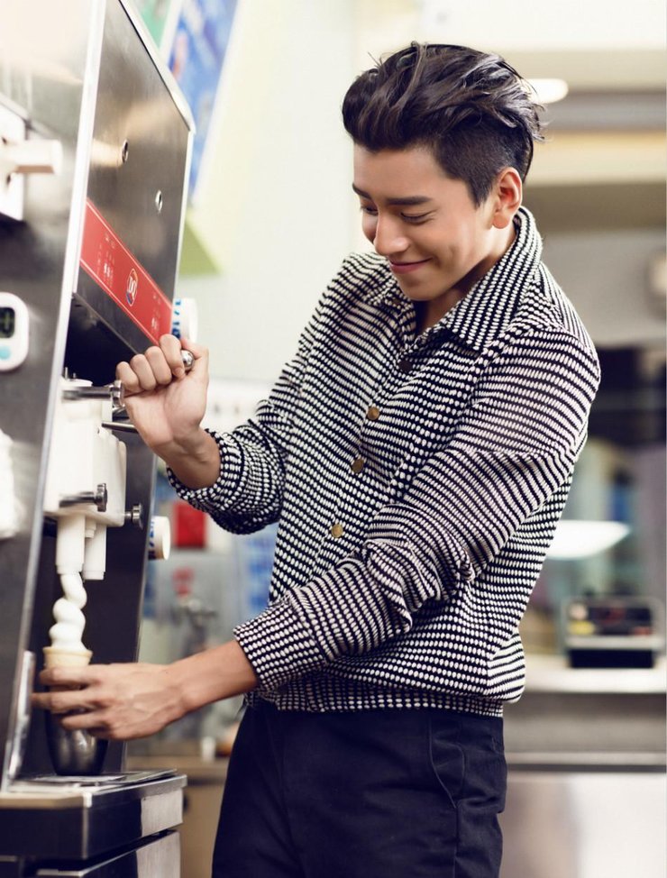 王大陆手拿巨型冰淇淋 难掩