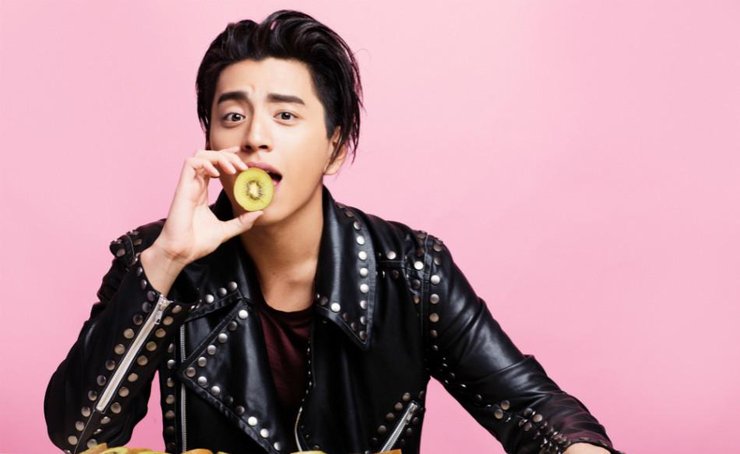 王大陆手拿巨型冰淇淋 难掩