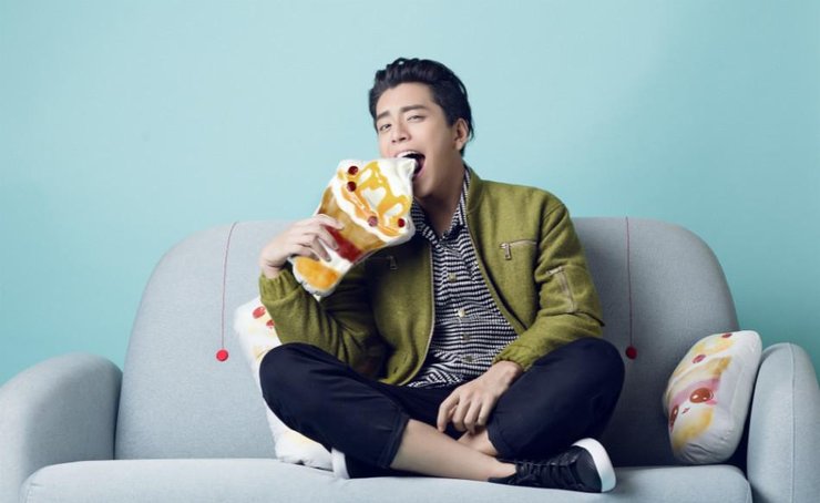 王大陆手拿巨型冰淇淋 难掩