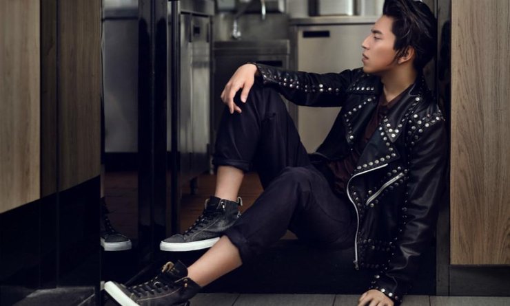 王大陆手拿巨型冰淇淋 难掩