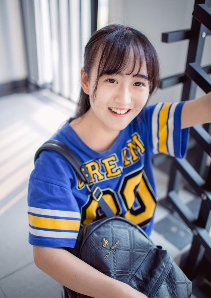 篮球服额校园美女的甜美可人自拍可爱