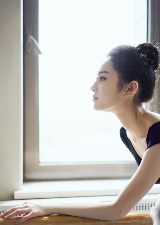 张慧雯卖萌大秀一字马 天鹅颈美背显优雅