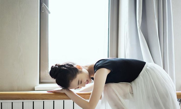 张慧雯卖萌大秀一字马 天鹅颈美背显优雅