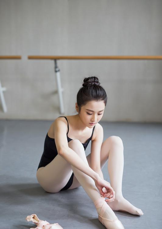 张慧雯卖萌大秀一字马 天鹅颈美背显优雅