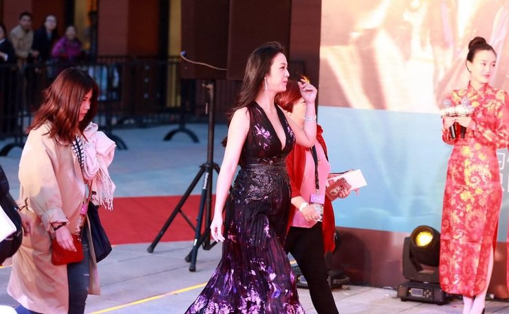 汤唯产后一周首现身 身材纤细哪像刚生完娃