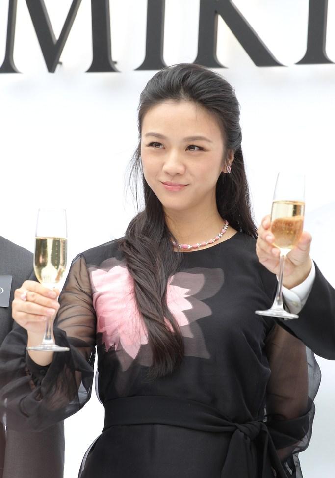 汤唯产后一周首现身 身材纤细哪像刚生完娃