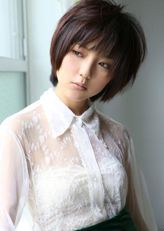 少女偶像真野惠里菜挑战轻熟OL风写真