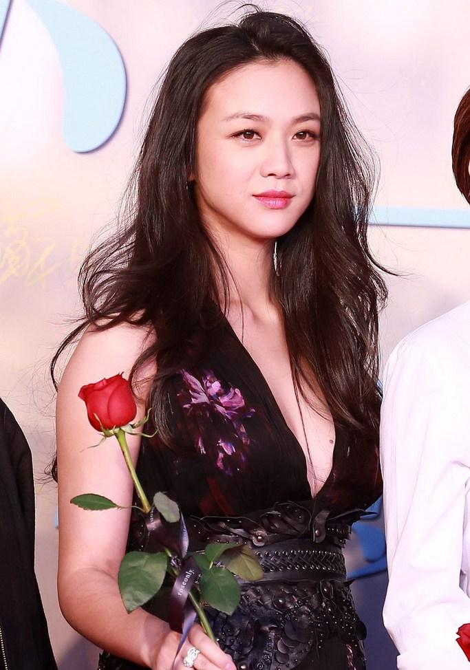 汤唯产后一周首现身 身材纤细哪像刚生完娃