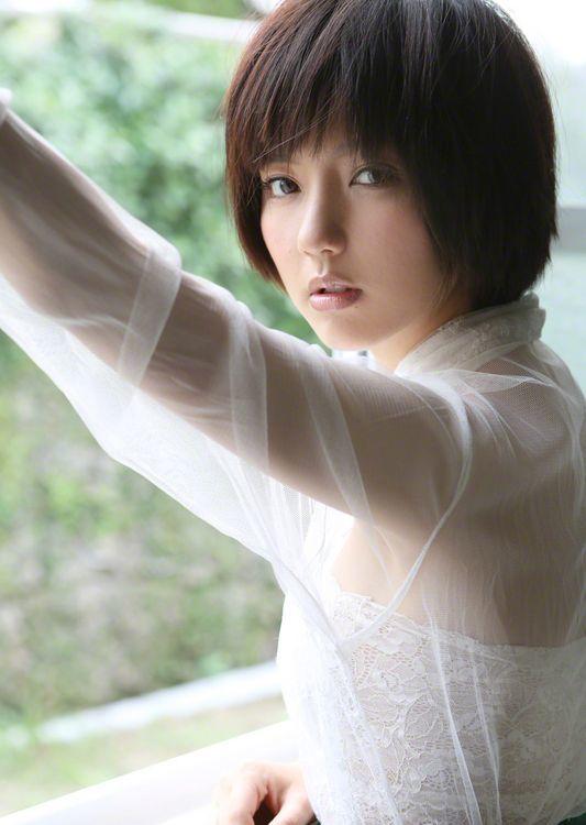 少女偶像真野惠里菜挑战轻熟OL风写真