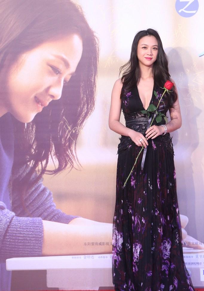 汤唯产后一周首现身 身材纤细哪像刚生完娃