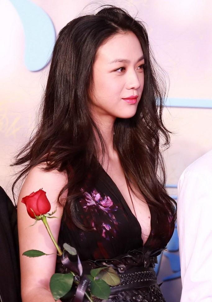 汤唯产后一周首现身 身材纤细哪像刚生完娃