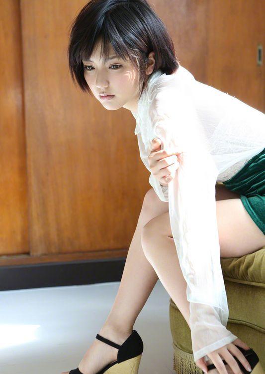 少女偶像真野惠里菜挑战轻熟OL风写真