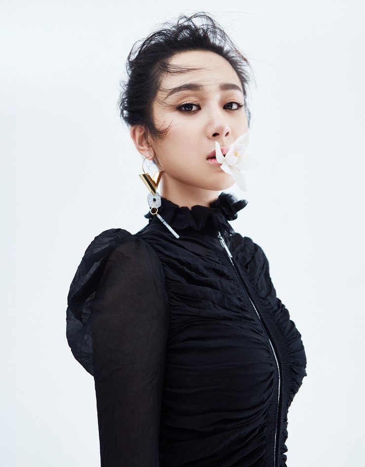 杨紫最新杂志大片惊艳上线