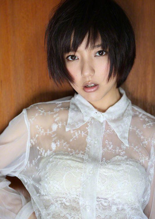 少女偶像真野惠里菜挑战轻熟OL风写真