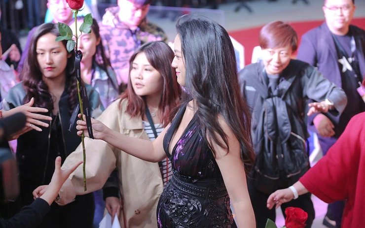 汤唯产后一周首现身 身材纤细哪像刚生完娃