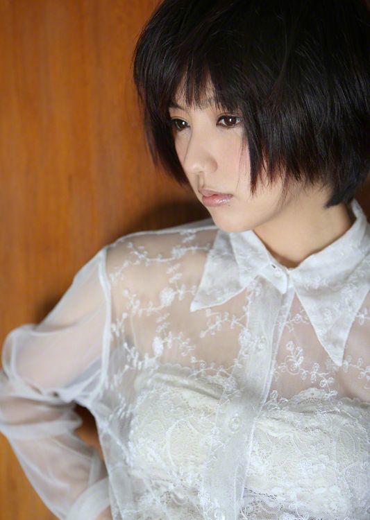 少女偶像真野惠里菜挑战轻熟OL风写真