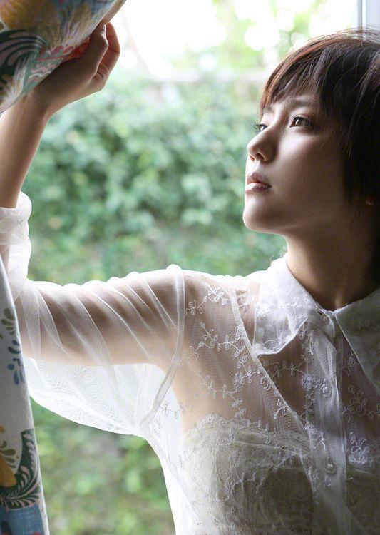 少女偶像真野惠里菜挑战轻熟OL风写真