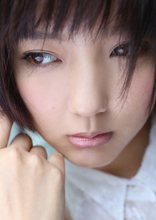 少女偶像真野惠里菜挑战轻熟OL风写真