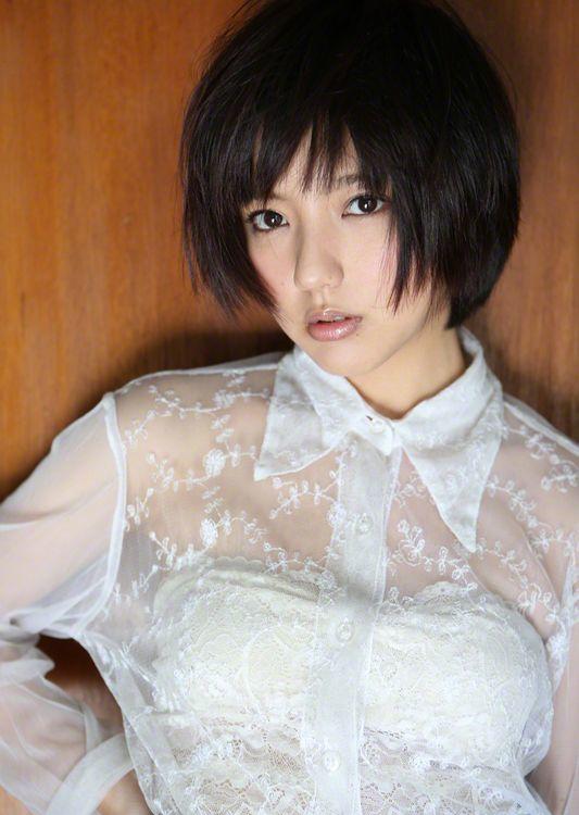 少女偶像真野惠里菜挑战轻熟OL风写真