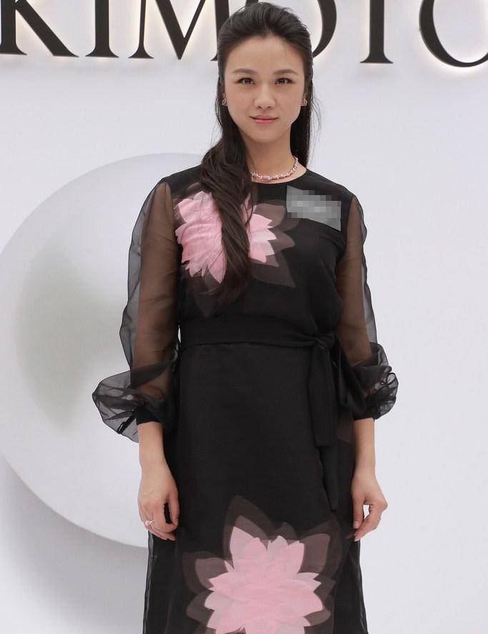 汤唯产后一周首现身 身材纤细哪像刚生完娃