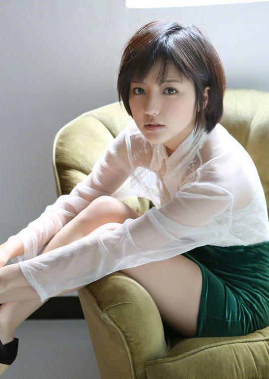 少女偶像真野惠里菜挑战轻熟OL风写真