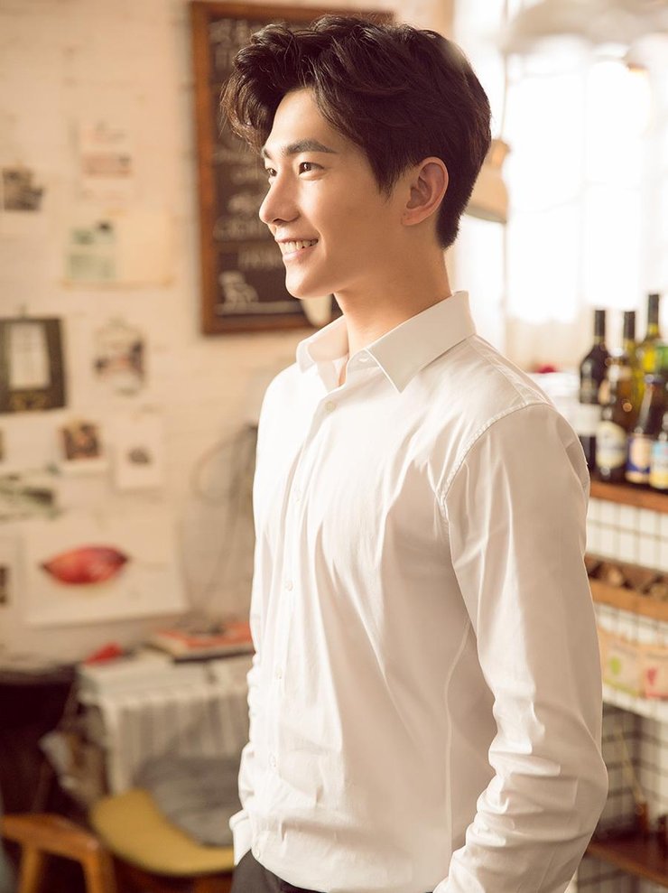 杨洋清新夏日写真 化身调酒师调水果冰饮