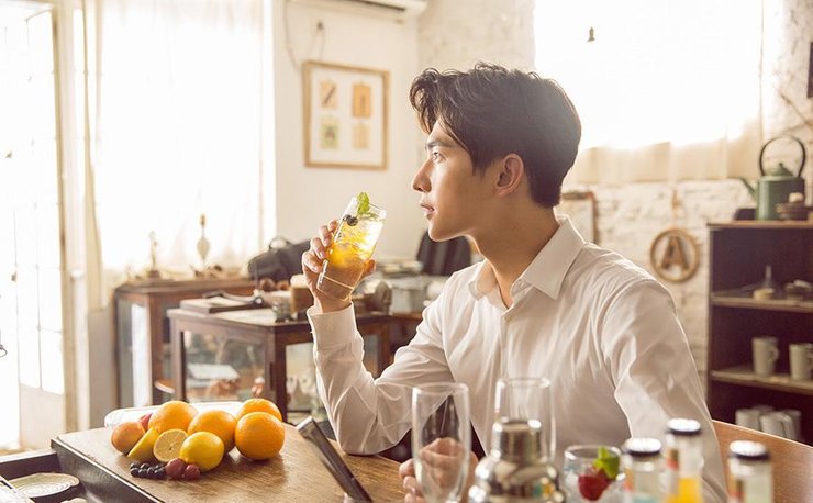 杨洋清新夏日写真 化身调酒师调水果冰饮