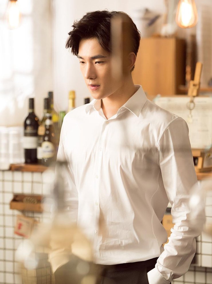 杨洋清新夏日写真 化身调酒师调水果冰饮