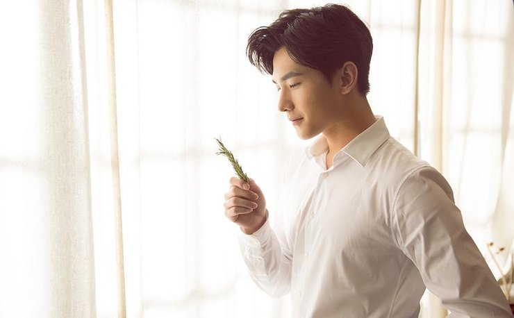 杨洋清新夏日写真 化身调酒师调水果冰饮