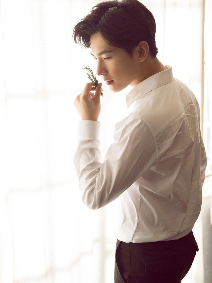 杨洋清新夏日写真 化身调酒师调水果冰饮