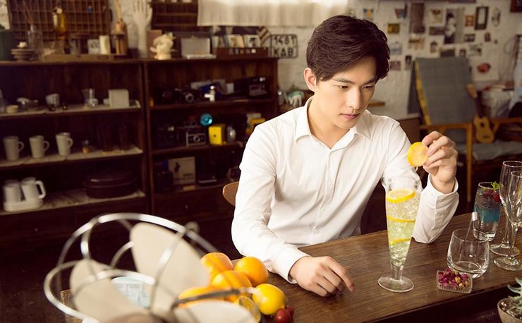 杨洋清新夏日写真 化身调酒师调水果冰饮