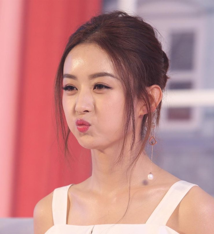 一秒变包子！赵丽颖噘嘴卖萌可爱么