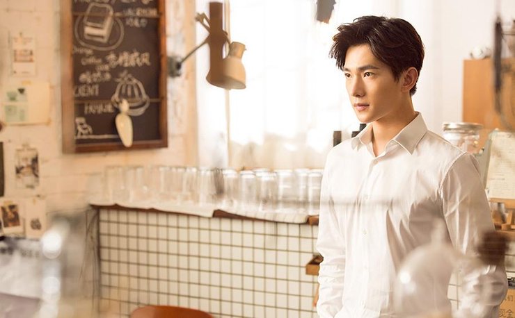 杨洋清新夏日写真 化身调酒师调水果冰饮