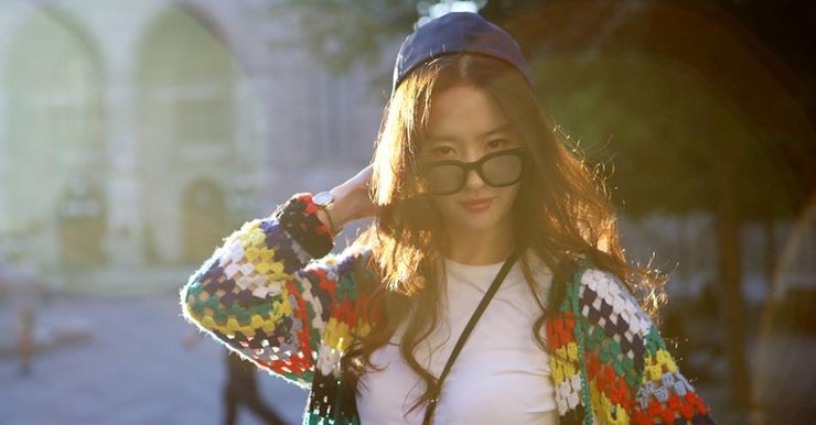 刘亦菲衣品大提升 逆光街拍似人间精灵